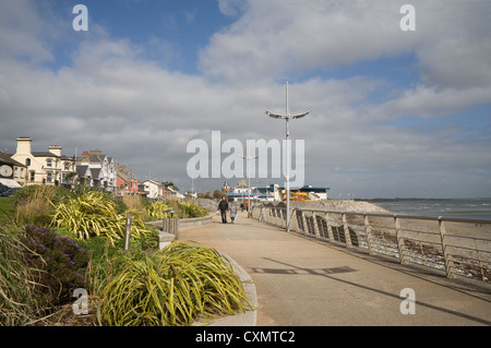 Newcastle Co Down Northern Ireland September Besucher Spaziergang entlang der Promenade von dieser hübschen Badeort Stockfoto