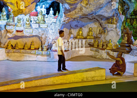 Buddhistischer Mönch einen Freund in der Shwe Oo Min Cave, Pindaya, Shan State in Myanmar Burma zu fotografieren. Stockfoto