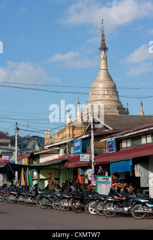 Myanmar, Burma. Kalaw Straßenszene. Aung Chan Thar Zedi Stupa im Heck. Stockfoto