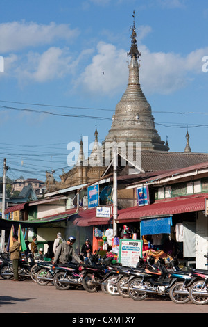 Myanmar, Burma. Kalaw Straßenszene. Aung Chan Thar Zedi Stupa im Heck. Stockfoto