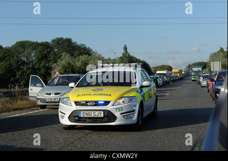 Rettungssanitäter Rettungswagen Antwort Fahrzeug hetzen, um eine Straße Verkehr Unfall England uk Stockfoto