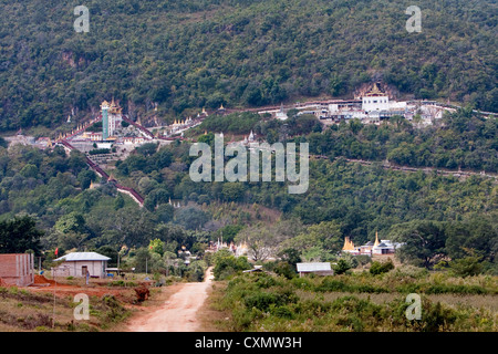 Myanmar, Burma. Shwe Oo Min Pagode am Hang, Pindaya, Shan-Staat. Stockfoto