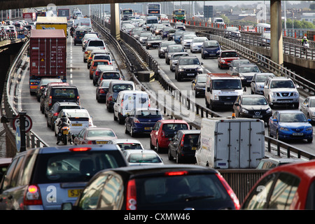 Ein Stau auf der Autobahn M8 und Kingston Bridge Zufahrtsstraßen im Stadtzentrum von Glasgow, Schottland, Vereinigtes Königreich Stockfoto