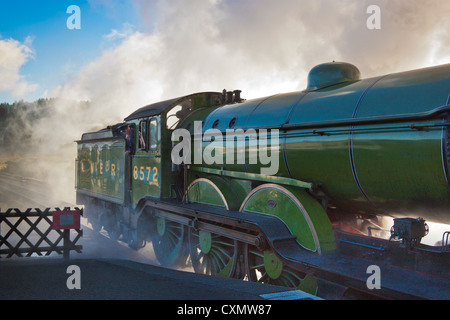 B12-Lokomotive nähert sich Weybourne Station am North Norfolk Railway, Norfolk, Großbritannien Stockfoto