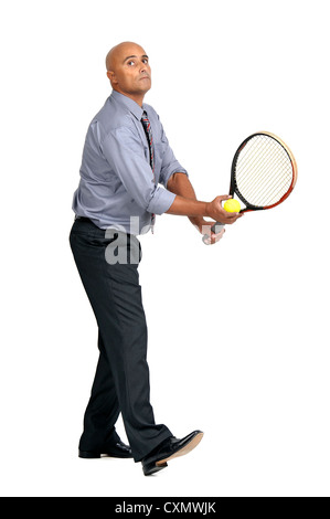 Geschäftsmann mit dem Tennisspielen isoliert in weiß Stockfoto