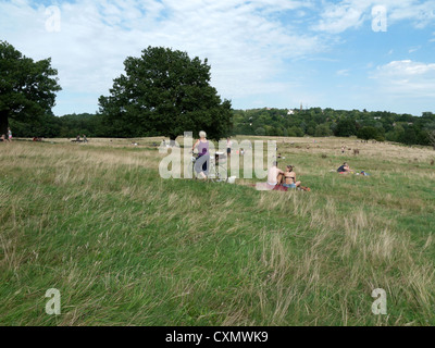 Eine ältere Frau Radfahrer gehen mit ihrem Fahrrad Kreuzung Hampstead Heath Landschaft im Sommer London NW3 England UK KATHY DEWITT Stockfoto