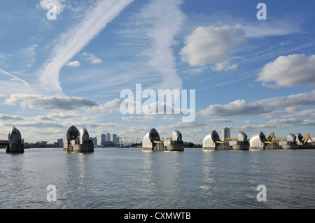 Die Thames Barrier in Woolwich, East London UK, mit Blick auf Canary Wharf in der Ferne Stockfoto