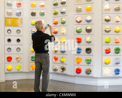 Reifen Sie Mann Fotografieren Display, LEGO Store, NYC Stockfoto