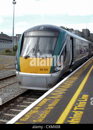 (Larnrod Eireann) Irische Schienen 22000 Klasse 'I.C.R' Diesel Triebzug Intercity-Wagen in West Irland Galway Station. Stockfoto