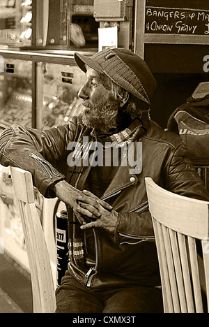 Entspannen in einem Café alte biker Stockfoto