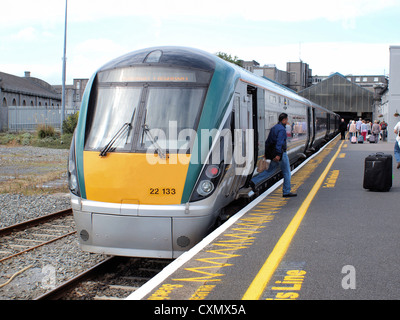 (Larnrod Eireann) Irische Schienen 22000 Klasse 'I.C.R.' Diesel Intercity Zusammenarbeit die wichtigste Plattform auf dem Bahnhof Galway Irland. Stockfoto