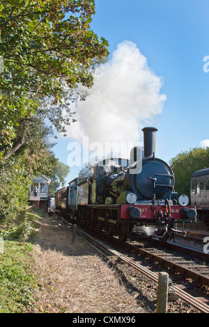 North Norfolk Railway. J15 Dampflokomotive Sheringham verlassen und Reisen in Richtung Weybourne auf dem Weg zu Holt. Stockfoto