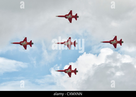 Patrouille Suisse Display Kunstflugstaffel in ihre Northrop F-5E Tiger II fliegen Vergangenheit in Formation in der 2012-RIAT Stockfoto