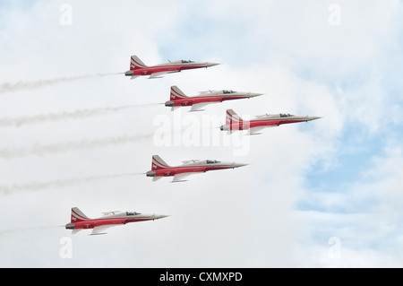 Patrouille Suisse Display Kunstflugstaffel in ihre Northrop F-5E Tiger II fliegen Vergangenheit in Formation in 2012 Air Tattoo Stockfoto