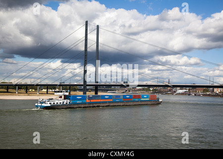 Niederländische Container Schiff Odiseg Reisen auf dem Rhein in Düsseldorf geladen Stockfoto