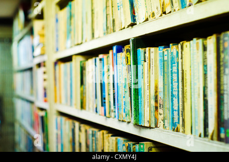 Reihe von zweiter Hand, gebrauchte Bücher auf den Regalen. Stockfoto