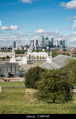 Blick auf die Skyline von London vom Greenwich Observatorium. Sitzgelegenheiten für die 2012 steht Olympischen Pferdesport-Arena im Vordergrund. Stockfoto