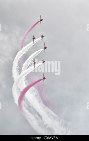 Eine andere Anzeige der Präzision Display fliegen aus der britischen Red Arrows in ihre BAe Hawk Jet-Trainer bei der RIAT 2012 Stockfoto