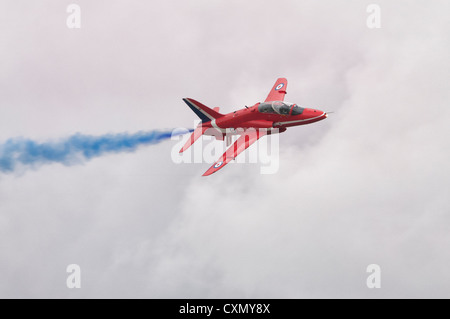 British Aerospace Hawk T1 Jet Trainer XX323 von der britischen Royal Air Force rote Pfeile Kunstflug zeigt bei der RIAT 2012 Stockfoto