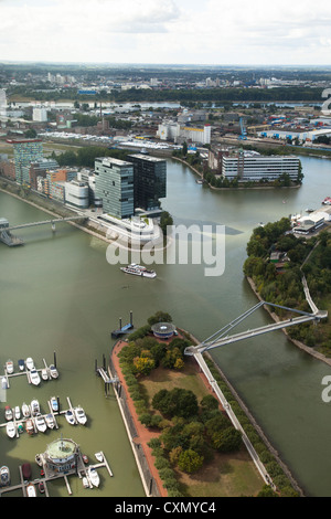 Eine Luftaufnahme des Rheins und Ansätze zur Marina in Düsseldorf, Deutschland. Stockfoto