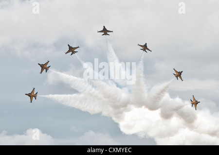 Der schwarze Adler-Display-Team aus Südkorea führen eine erstaunliche und dynamische Darstellung von Kunstflug Präzision bei der RIAT 2012 Stockfoto