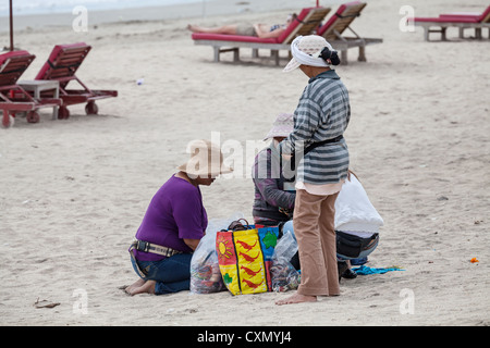 Strandverkäufer am Strand von Kuta auf Bali Stockfoto