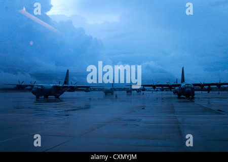 Ein KC-130J Hercules-Flugzeug mit der Marine Aerial Refueler Transport Squadron 252 betankt Joint Strike Kämpfer und demonstriert Luftbetankungskapazitäten auf der Marine Corps Air Station Cherry Point, NC. Stockfoto