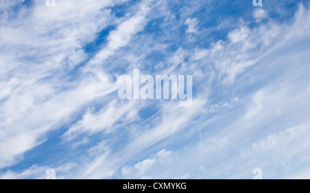 Schön windig Wolken am blauen Himmelshintergrund Stockfoto