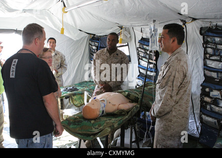 Petty Officer 3rd Class Ernesto Reyes und Petty Officer 2nd class Ernest Harris, corpsmen mit 1 medizinischen Bataillon dienen, lehren, wie man richtig Opfer einer Naturkatastrophe während des San Francisco Fleet Woche Okt. 3, 2012 behandeln. Flotte Woche wird angezeigt Zivilisten die Fähigkeit der Vereinigten Staaten militärische Humanitäre Hilfe und Katastrophenschutz Bereitschaft in der Heimat gewidmet. Stockfoto