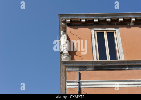 Statue mit Schwert und Waage in der Nähe von Rialto-Brücke, Venedig, Italien Stockfoto