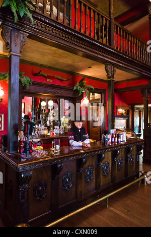 Barkeeper im Salon auf der Main Street, "1880 Town" westliche Regionalabdeckung, Murdo, South Dakota, USA Stockfoto