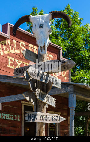 Wegweiser zeigen Entfernungen zu größeren Städten der USA in "1880 Town" westlichen Attraktion in Murdo, South Dakota, USA Stockfoto