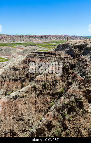 GRL stehen am Rand einer Klippe an der großen Badlands Overlook, Badlands Nationalpark, South Dakota, USA Stockfoto