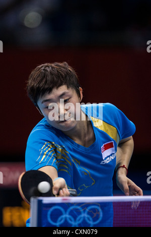 Tianwei Feng (SIN) im Wettbewerb mit der Bronzemedaille Spiel im Damen Tischtennis bei den Olympischen Sommerspielen 2012 in London Stockfoto