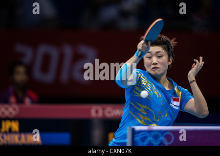 Tianwei Feng (SIN) im Wettbewerb mit der Bronzemedaille Spiel im Damen Tischtennis bei den Olympischen Sommerspielen 2012 in London Stockfoto