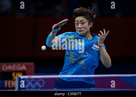 Tianwei Feng (SIN) im Wettbewerb mit der Bronzemedaille Spiel im Damen Tischtennis bei den Olympischen Sommerspielen 2012 in London Stockfoto