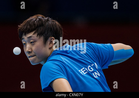 Tianwei Feng (SIN) im Wettbewerb mit der Bronzemedaille Spiel im Damen Tischtennis bei den Olympischen Sommerspielen 2012 in London Stockfoto