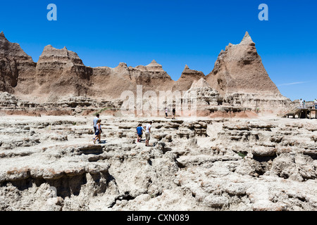 Touristen auf der Tür Weg, Badlands Nationalpark, South Dakota, USA Stockfoto