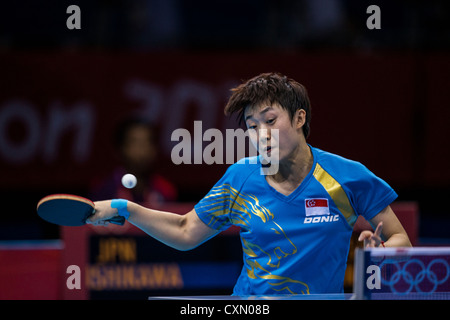 Tianwei Feng (SIN) im Wettbewerb mit der Bronzemedaille Spiel im Damen Tischtennis bei den Olympischen Sommerspielen 2012 in London Stockfoto