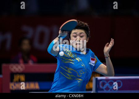 Tianwei Feng (SIN) im Wettbewerb mit der Bronzemedaille Spiel im Damen Tischtennis bei den Olympischen Sommerspielen 2012 in London Stockfoto