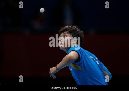 Tianwei Feng (SIN) im Wettbewerb mit der Bronzemedaille Spiel im Damen Tischtennis bei den Olympischen Sommerspielen 2012 in London Stockfoto