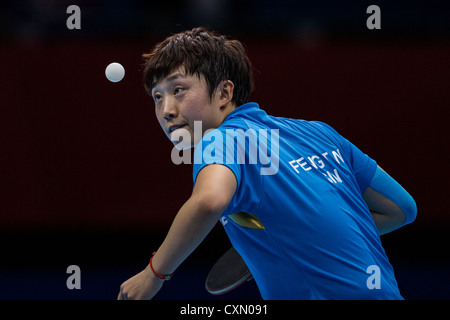 Tianwei Feng (SIN) im Wettbewerb mit der Bronzemedaille Spiel im Damen Tischtennis bei den Olympischen Sommerspielen 2012 in London Stockfoto