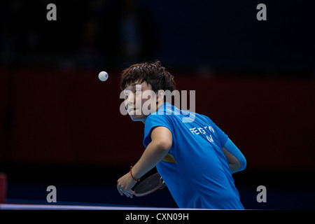 Tianwei Feng (SIN) im Wettbewerb mit der Bronzemedaille Spiel im Damen Tischtennis bei den Olympischen Sommerspielen 2012 in London Stockfoto