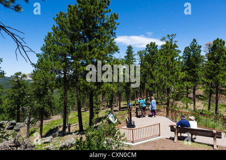 Touristen an der Norbeck Aussichtspunkt auf die Iron Mountain Road, die Black Hills National Forest in der Nähe von Keystone, South Dakota, USA Stockfoto