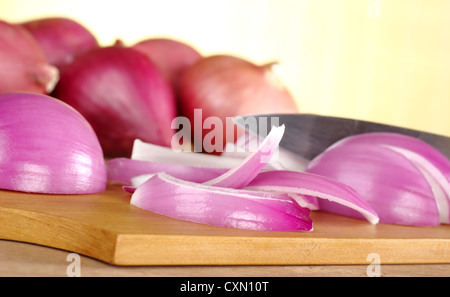 Schneiden rote Zwiebeln auf Holzbrett (selektiven Fokus, Fokus auf die Zwiebelscheiben in der Front) Stockfoto