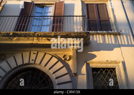 Schatten an der Wand in der Straße in Arezzo, Toskana, Italien Stockfoto