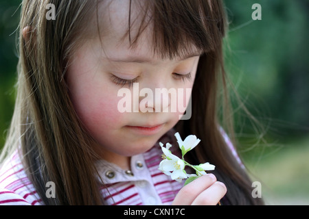 Porträt von schönen jungen Mädchen mit Blumen im park Stockfoto