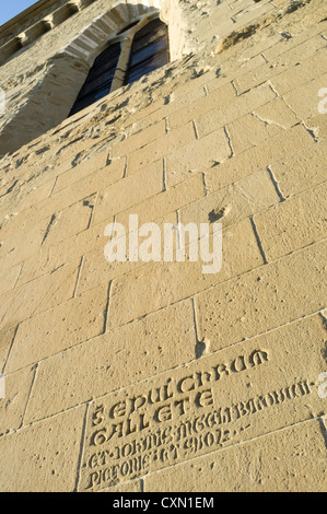 Der Dom in Arezzo, Italien, antike Inschriften in den Wänden gehauen Stockfoto