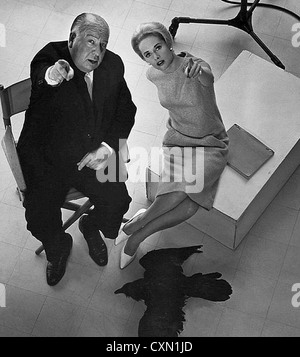 ALFRED HITCHCOCK mit Tippi Hedren am Set von ihrem 1963 Film The Birds Stockfoto