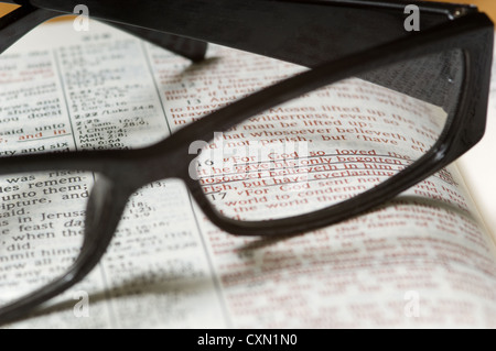 Ein paar der Lesebrille oben auf eine eine Bibel in Johannes 3, religiösen Studien zu öffnen Stockfoto